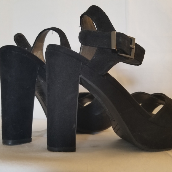 Heels - Picture 3 of 3